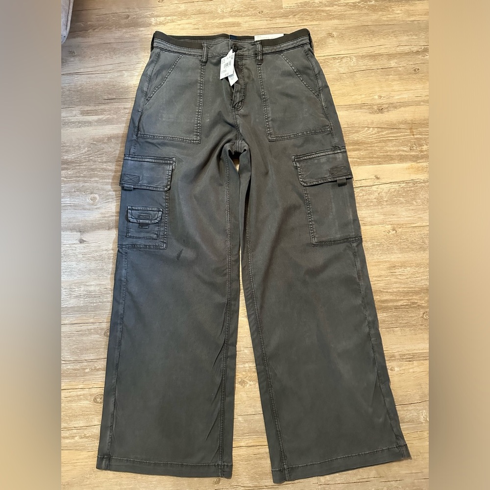 American Eagle Super high rise wide leg baggy NWT smoke and pet free home.